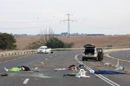 Corpos jazem em uma estrada principal perto do Kibutz Gevim — Foto: Oren ZIV - AFP